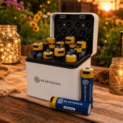 BLUETOUCH töltő 16 db AA/AAA 1.5 V Li-ion akkumulátorhoz – 16 db akkumulátor a csomagban (8× AA, 8× AAA)