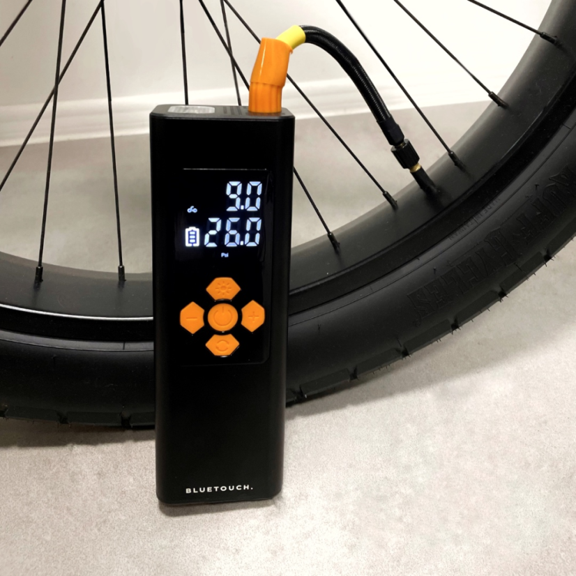 Přenosný kompresor s powerbankou 6000 mAh BLUETOUCH D-16