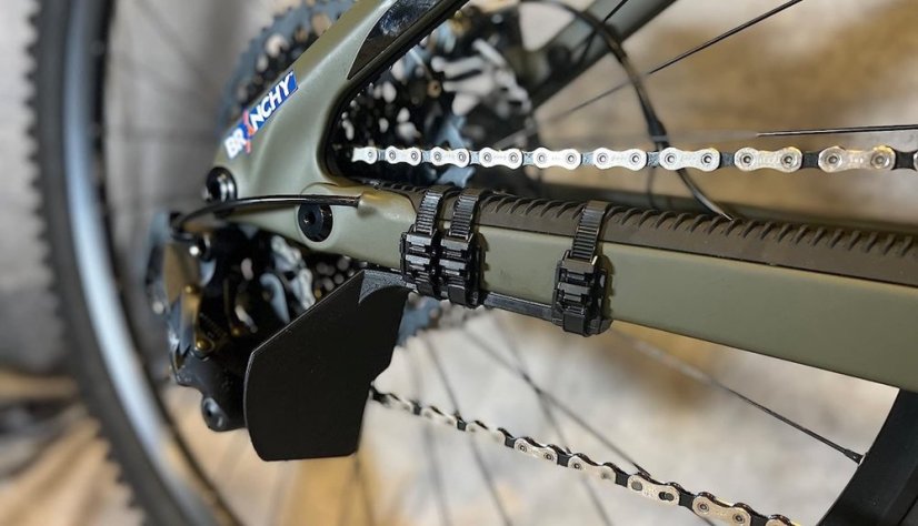 Ochranný kryt prehadzovačky Branchy protection - červená