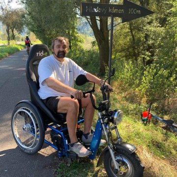Jízda na elektrovozíku jako na motorce? Rid-e zvládne vyjet i na hory, říká pan Milan